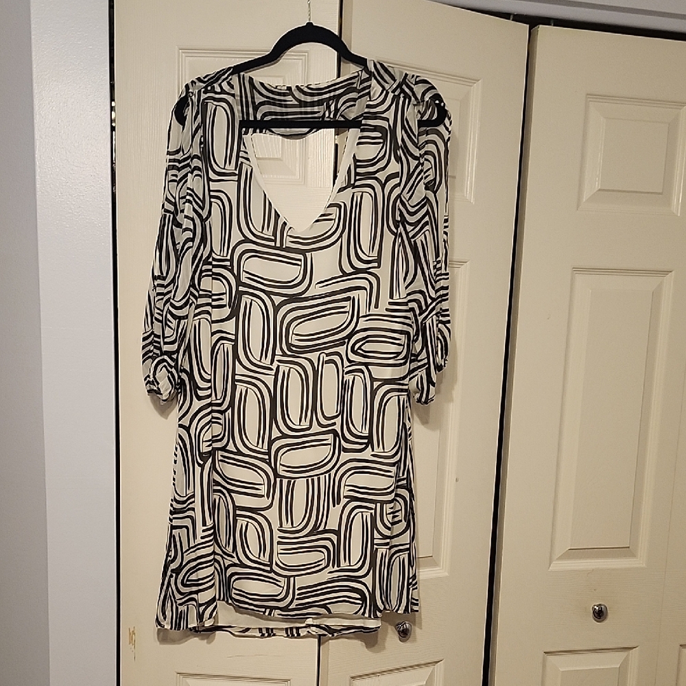 Bisou Bisou Black and White Abstract Tunic